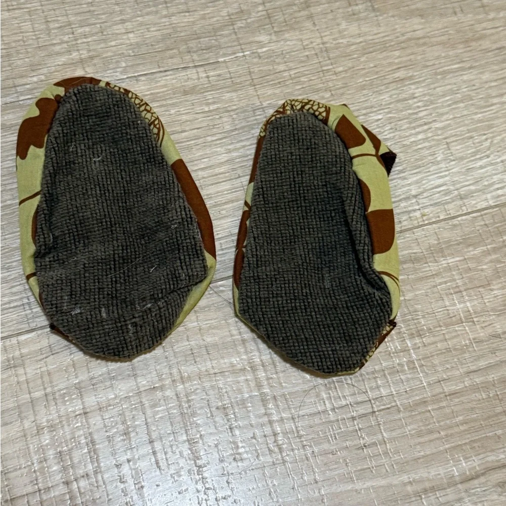 Mimosa Designs Handmade Baby Booties – Brown/Green Leaf Print